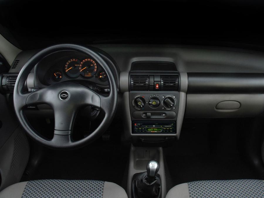  Chevrolet Classic 2003 года  (фото 2 из 16)